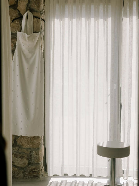 İnci ve Şal Detaylı Beyaz Elbise