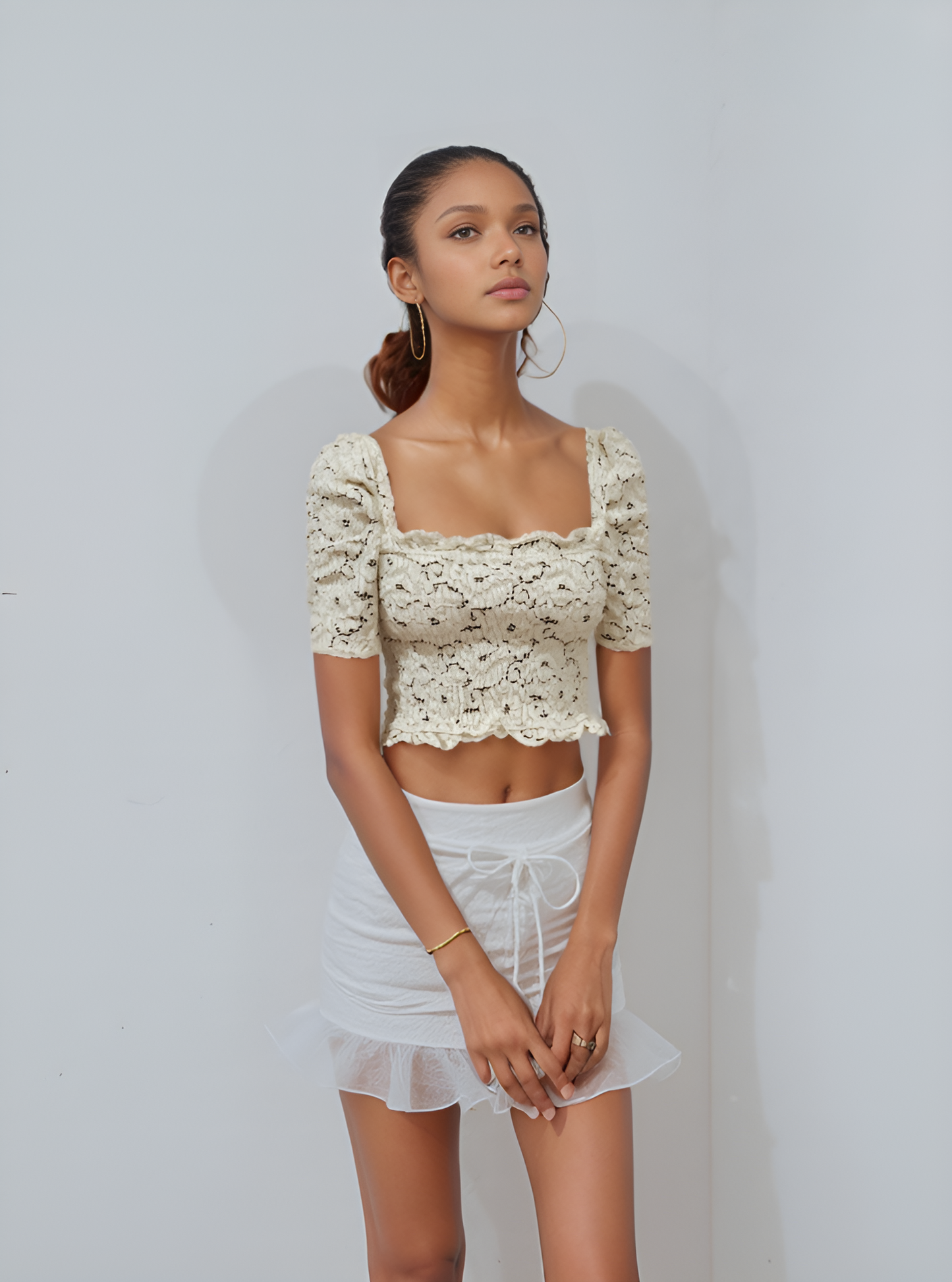Kiralık Krem Rengi Dantel Crop Top - Zarif ve Romantik Stil