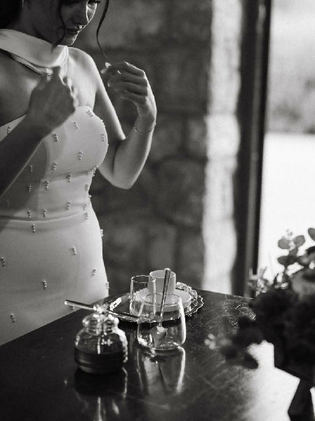 İnci ve Şal Detaylı Beyaz Elbise