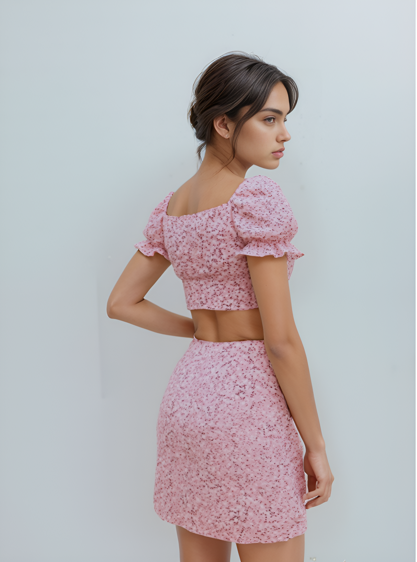 Kiralık Pembe Çiçek Desenli Crop Top ve Mini Etek Takımı - Romantik ve Şık Stil