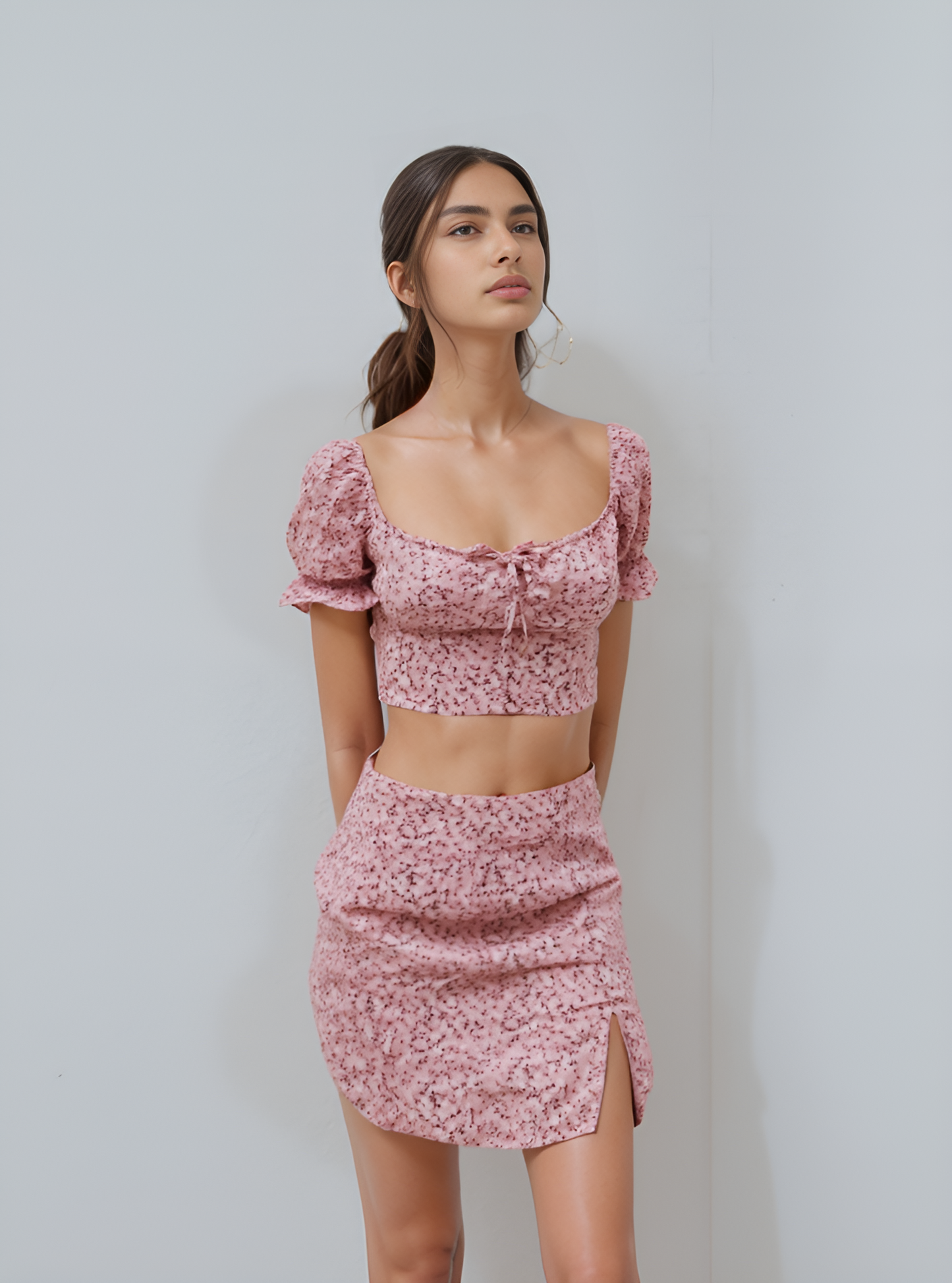 Kiralık Pembe Çiçek Desenli Crop Top ve Mini Etek Takımı - Romantik ve Şık Stil