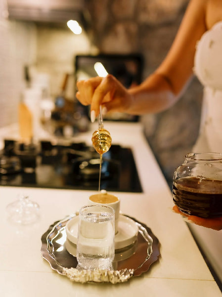 İnci ve Şal Detaylı Beyaz Elbise