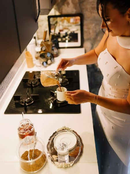 İnci ve Şal Detaylı Beyaz Elbise